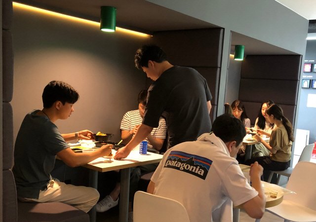 서울의 한 사무실에서 직장인들이 배달된 도시락으로 회사 내에서 점심식사를 하고 있다. /사진제공=벤디스