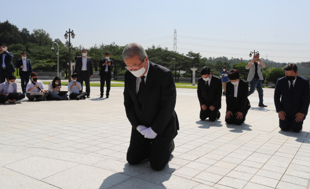 김종인 미래통합당 비상대책위원장이 지난 8월 19일 오전 광주 북구 국립 5·18 민주묘지에서 무릎을 꿇고 참배하고 있다./연합뉴스