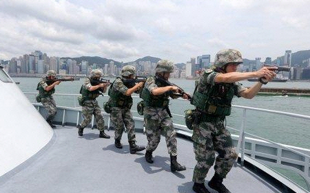 2019년 7월 중국 인민해방군 기관지에 실린 홍콩 주둔 인민해방군 부대 훈련모습 /연합뉴스