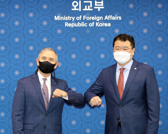 최종건(오른쪽) 외교부 1차관과 해리스 주한 미국대사. /연합뉴스