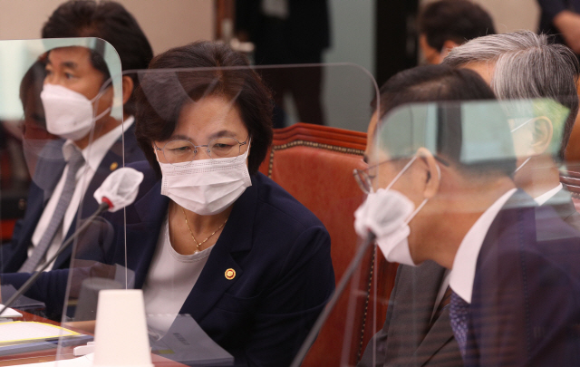 1일 오후 국회 법사위 회의실에서 전체회의가 열린 가운데 추미애 법무부 장관이 최재형 감사원장, 조재연 법원행정처장과 대화하고 있다./연합뉴스