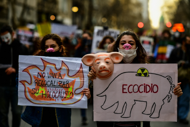 지난달 31일(현지시간) 아르헨티나 부에노스아이레스에서 아르헨티나와 중국의 양돈업 관련 협정에 반대하는 이들이 시위를 벌이고 있다./AFP연합뉴스