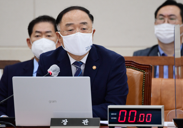 홍남기 경제부총리가 1일 여의도 국회에서 열린 기획재정위원회 전체회의에서 답변하고 있다. /연합뉴스