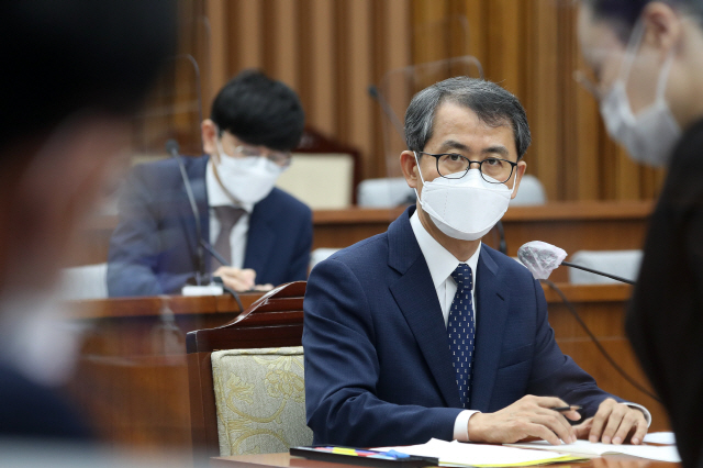 이흥구 대법관 후보자가 2일 국회에서 열린 인사청문회에 출석해 의원들의 질문에 답하고 있다. /연합뉴스