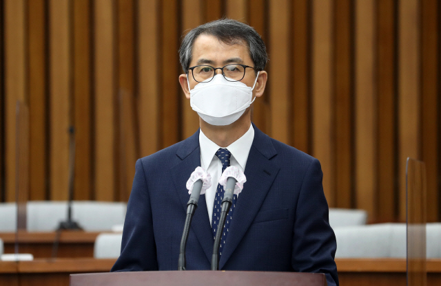 이흥구 대법관 후보자가 2일 국회 인사청문회에 출석, 인사말을 하고 있다. /연합뉴스