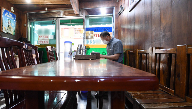 코로나19 확산으로 사회적거리두기 2.5단계가 시행되고 있는 2일 서울 종로의 한 식당이 한창 점심시간인데도 손님이 없어 한가한 모습을 보이고 있다./권욱기자 2020.9.2