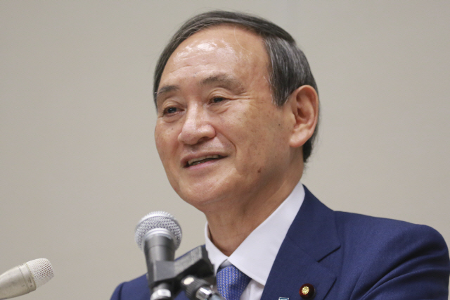 2일 스가 요시히데 일본 관방장관이 기자회견을 열어 아베 신조 총리의 후임을 뽑는 자민당 총재 선거에 입후보하겠다고 공식 선언하고 있다./AP연합뉴스