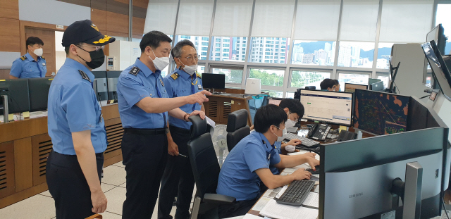 구자영 남해지방해양경찰청장은 2일 오후 마산항 해상교통관제센터를 방문해 태풍 피항선박 현황을 살펴보고 안전관리 현황을 점검했다./사진제공=남해지방해양경찰청