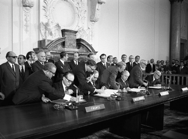 독일 주재 4대국 대사들이 1970년 옛 프로이센 대법원 청사에서 열린 서명식에서 양독간 교류 활성화를 국제적으로 인정하는 협약에 서명하고 있다.