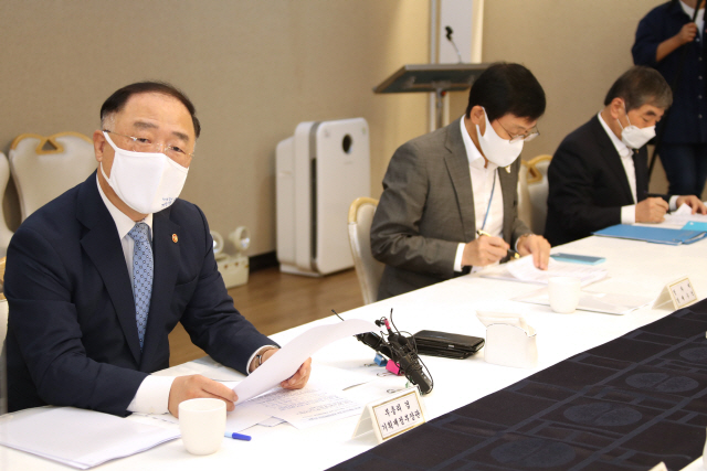 정부 '전월세 가격통제' 가시화…'직접 손보겠단 발상이 문제'