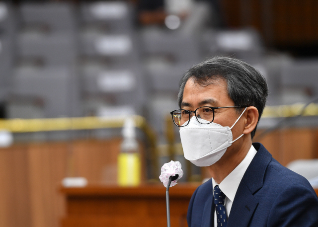 이흥구 대법관 후보자가 2일 오전 서울 여의도 국회에서 열린 인사청문회에 출석해 질문에 답변하고 있다./연합뉴스