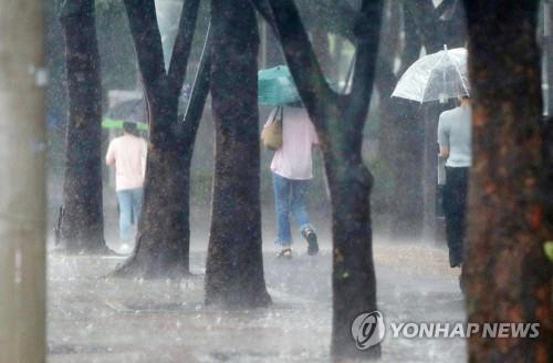 2일 오전 대구 수성구 일대에 제9호 태풍 ‘마이삭’ 영향으로 갑작스레 폭우가 쏟아지자 시민들이 출근길을 재촉하고 있다./연합뉴스