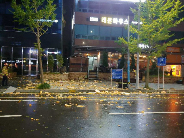 2일 오후 태풍 ‘마이삭’의 영향으로 부산 강서구의 한 건물 외벽이 도로변에 떨어졌다./사진제공=부산경찰청