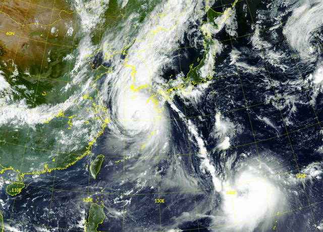 10호 태풍 하이선의 모습(사진 오른쪽). /사진제공=국가기성위성센터