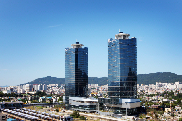 대전시 동구 대전역에 자리잡고 있는 한국철도(코레일) 본사 사옥(사진 왼쪽). 오른쪽은 한국철도시설공단 본사. 사진제공=한국철도