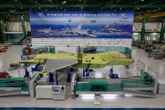 한국항공우주산업(KAI)에서 한국형 전투기 시제 1호기가 최종 조립단계를 거치고 있다.      /사진제공=방사청