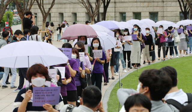 ‘서울시 인권 및 평등 촉구 공동행동’ 회원들이 7월 28일 오전 서울 중구 서울도서관 앞에서 박원순 전 서울시장 성추행 의혹 관련 직권조사를 촉구하며 국가인권위원회를 향해 행진하고 있다./연합뉴스