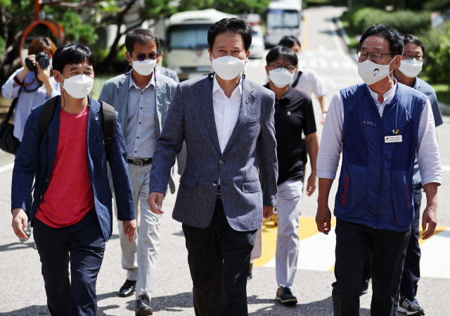 권정오 전교조 위원장을 비롯한 참석자들이 3일 오전 서울 서초구 대법원에서 열리는 전원합의체에 참석하기 위해 법정으로 향하고 있다. /연합뉴스