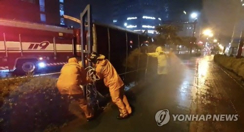 2일 오후 전남 무안군 남악우체국 인근 택시 승강장이 강풍에 쓰러져 119 구조대원들이 안전조치하고 있다. /사진=연합뉴스