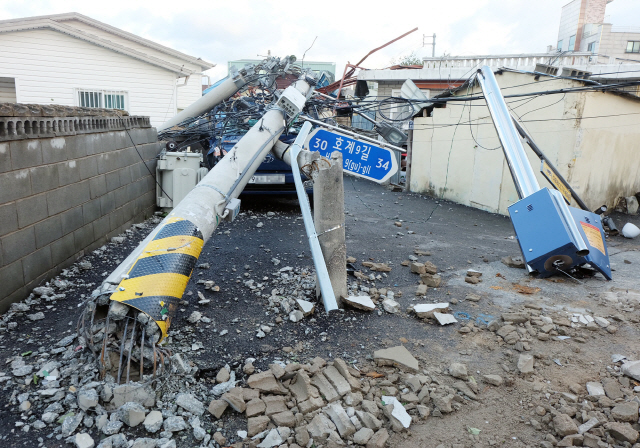 3일 울산시 북구 농소중학교 인근 마을에 태풍 ‘마이삭’이 몰고 온 강풍으로 전신주가 넘어지면서 주차된 차량을 덮쳤다. /울산=연합뉴스