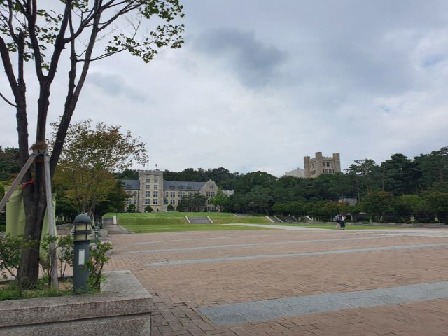 이달 1일 서울 성북구 고려대학교 중앙광장이 한산한 모습을 보이고 있다. /연합뉴스