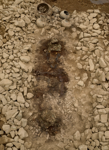 경주 황남120-2호분의 무덤주인의 착장 장신구들이 노출된 당시 모습. /사진제공=문화재청