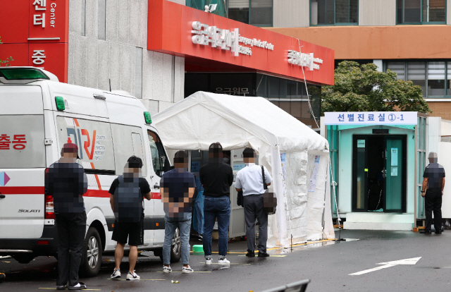 코로나19 검사를 받으려는 시민들이 3일 오전 서울 중구 국립중앙의료원 선별진료소 앞에서 줄을 서 있다. /연합뉴스