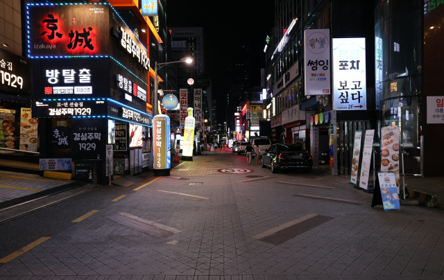 1일 오후 서울 강남역 인근 먹자골목이 한산한 모습을 보이고 있다. /연합뉴스