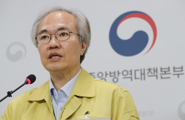 <YONHAP PHOTO-3960> 권준욱 부본부장  “주말, 비말 전파 우려되는 소모임 등은 취소 또는 연기 부탁”      (청주=연합뉴스) 김주형 기자 = 권준욱 중앙방역대책부본부장(국립보건연구원장)이 5일 오후 충북 청주시 질병관리본부에서 코로나19 국내 발생현황 및 확진환자 중간조사 결과 등 정례브리핑을 하고 있다. 2020.6.5      kjhpress@yna.co.kr/2020-06-05 14:33:28/<저작권자 ⓒ 1980-2020 ㈜연합뉴스. 무단 전재 재배포 금지.>