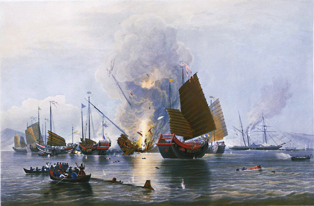 영국이 무역역조를 뒤엎기 위해 중국에 뿌린 아편을 둘러싼 갈등은 끝내 전쟁으로 번졌다. 중국 전선들이 영국 증기군함의 포격에 피격되는 모습. /위키피디아