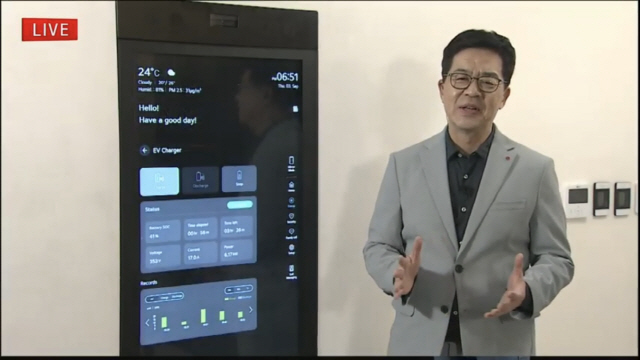 박일평 LG전자 사장이 3일 경기도 판교의 LG 씽큐홈 스마트 컨시어지 서비스가 탑재된 스마트 미러 옆에서 실시간으로 연결된 IFA 컨퍼런스 사회자의 질문에 답변하고 있다./유튜브 캡쳐