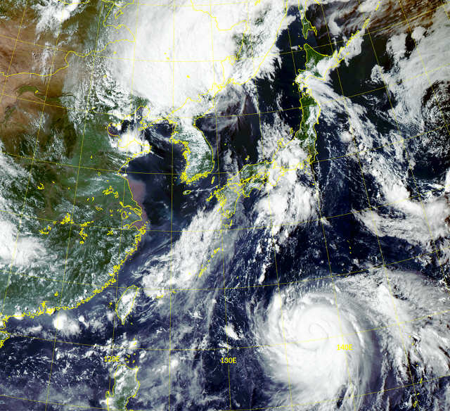 9호 태풍 ‘마이삭’ 한반도 동쪽을 할퀴고 간 3일 오후 천리안 2A 위성이 찍은 동아시아 일대 사진에 10호 태풍 ‘하이선’(오른쪽 아래)이 몸집을 키운 채 한반도로 향하고 있다. /사진제공=국가기상위성센터