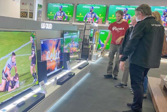호주 시드니에 위치한 한 가전매장에서 소비자들이 LG 올레드 TV를 살펴보고 있다. /사진제공=LG전자