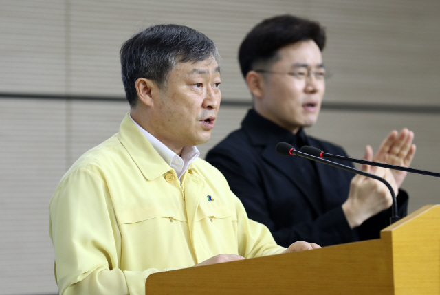 박백범 교육부 차관이 4일 오후 정부세종청사에서 ‘사회적 거리두기 2단계 연장’에 따른 학사운영계획을 발표하고 있다./세종=연합뉴스