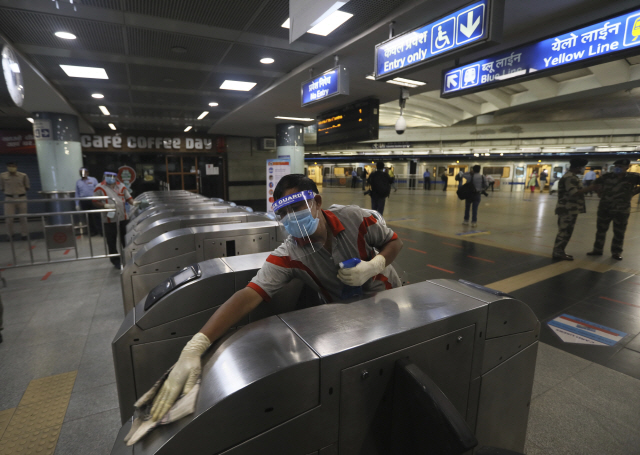 3일(현지시간) 인도 뉴델리의 한 지하철역에서 직원이 코로나19 방역 작업을 하고 있다./AP연합뉴스