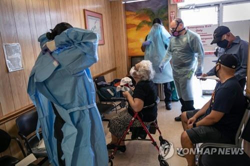 미국 텍사스주 휴스턴의 한 병원에서 코로나19 증상을 보이는 여성 환자가 기다리고 있다/ AFP=연합뉴스