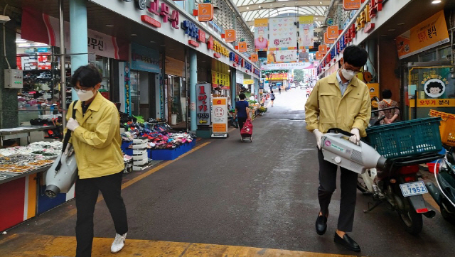 울산시가 남구 수암상가시장에서 코로나19 확산 방지를 위해 방역을 하고 있다. /사진제공=울산시