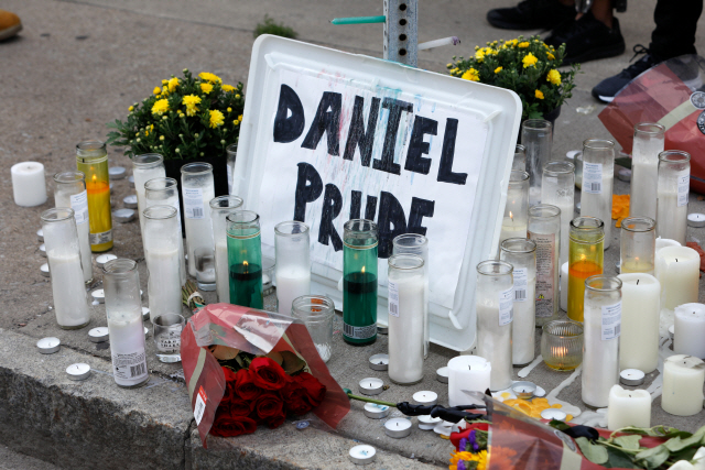 3일(현지시간) 미국 뉴욕 로체스터에 지난 3월 사망한 대니얼 프루드를 추모하는 장소에 꽃이 놓여있다./로이터연합뉴스