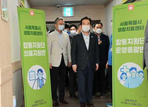 정세균(오른쪽 두번째) 국무총리가 5일 서울시 생활치료센터를 방문해 현장을 점검하고 있다. /사진제공=국무총리실