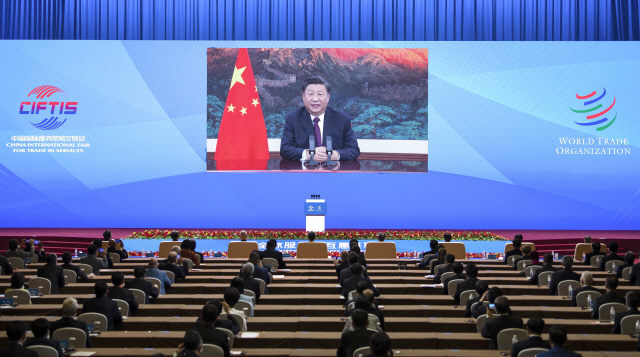 시진핑 중국 국가주석이 4일 저녁 진행된 ‘2020 중국 국제서비스무역교역회’ 개막식에서 영상 축사를 통해 “대외 개방 확대”를 말하고 있다. /EPA연합뉴스
