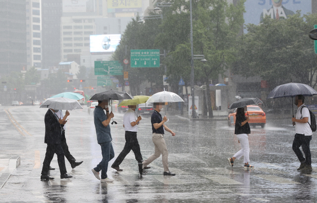 광화문 거리에서 우산을 쓴 시민들이 발걸음을 재촉하고 있다. /연합뉴스