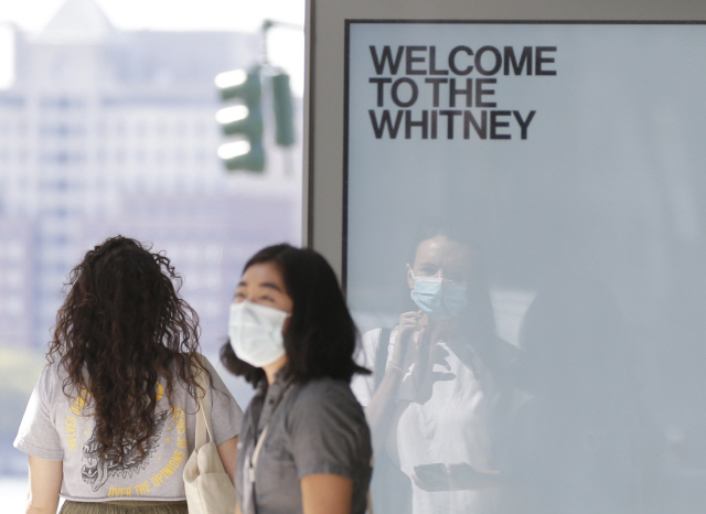 지난 3일(현지시간) 미국 뉴욕서 코로나19로 6개월여간 폐쇄됐던 휘트니 미술관이 재개장하자 관람객들이 마스크를 착용한 채 입장하고 있다./UPI연합뉴스