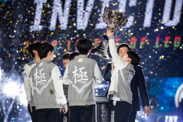 중국 대표팀 ‘인빅터스 게이밍’ 팀원들이 지난 2018년 리그 오브 레전드 월드 챔피언십 결승전에서 우승한 뒤 트로피를 들어올리고 있다.