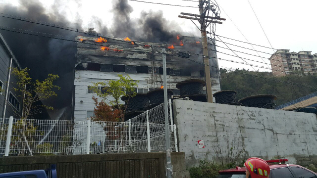 부산 남구 용당동 전기 케이블 제조공장에서 불이 나 주민 대피 권고가 내려졌다./사진제공=부산경찰청