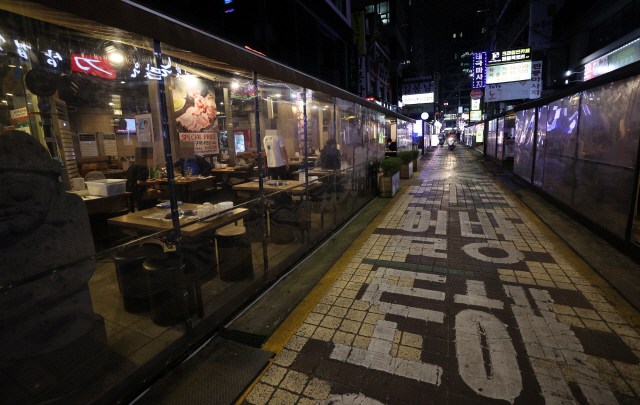 1일 오후 서울 강남역 인근 먹자골목이 한산한 모습을 보이고 있다. /연합뉴스