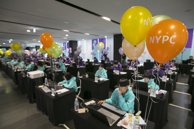 지난해 열렸던 제4회넥슨 ‘청소년 프로그래밍 챌린지(NYPC) 2019’ 본선 대회에 참가한 학생들이 다양한 프로그래밍 언어를 활용해 과제를 풀고 있다. /사진제공=넥슨