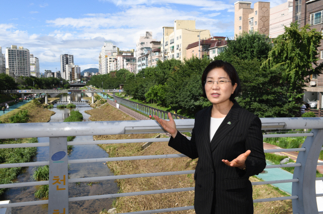 김미경 은평구청장이 서울 은평구 불광천 신응교 위에서 방송문화거리 조성사업의 일환으로 추진 중인 불광천 개발 계획을 설명하고 있다./권욱기자