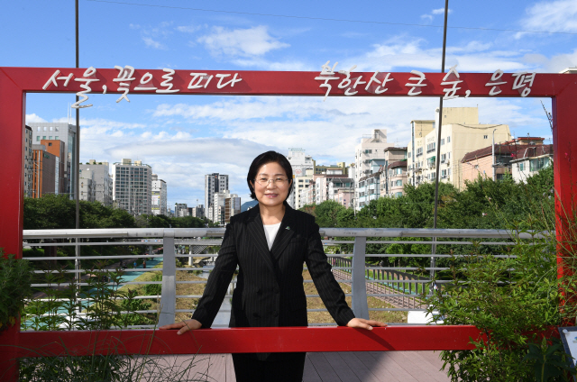 김미경 은평구청은 북한산과 진관사, 은평뉴타운 한옥마을 등을 연계한 ‘한문화체험특구’ 프로젝트를 통해 누구나 찾아오고 싶은 은평구를 만들겠다는 포부다./권욱기자