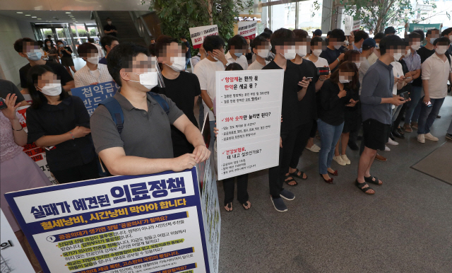 전공의들이 4일 오후 서울 중구 한국증진개발원에서 열리는 ‘의대정원 원점 재논의 정책협약 이행 합의서 체결 협약식’을 막기 위해 로비에 모여 있다. 2020.9.4      cityboy@yna.co.kr  (끝)      <저작권자(c) 연합뉴스, 무단 전재-재배포 금지>