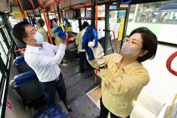 김미경(오른쪽) 은평구청장이 취임 2주년을 맞은 지난 7월1일 관내 선진운수를 방문해 코로나19 예방을 위한 버스 방역활동을 벌이고 있다./사진제공=은평구청